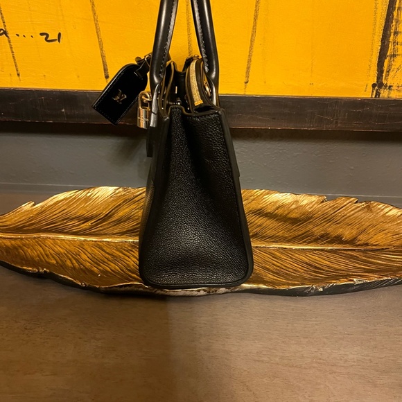 LOUIS VUITTON BLACK CROSSBODY PURSE (EXCELLENT CONDITION) - Picture 5 of 9